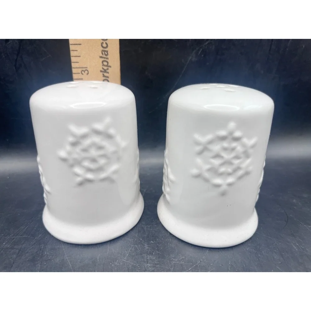 White Ceramic Snowflake Salt Pepper‎ Shaker Set Winter Holiday Decor Seasonal